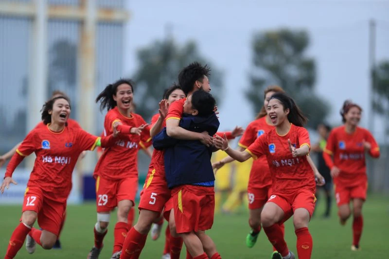 Niềm vui của các cô gái Hà Nội I sau khi giành chiến thắng trên loạt sút luân lưu