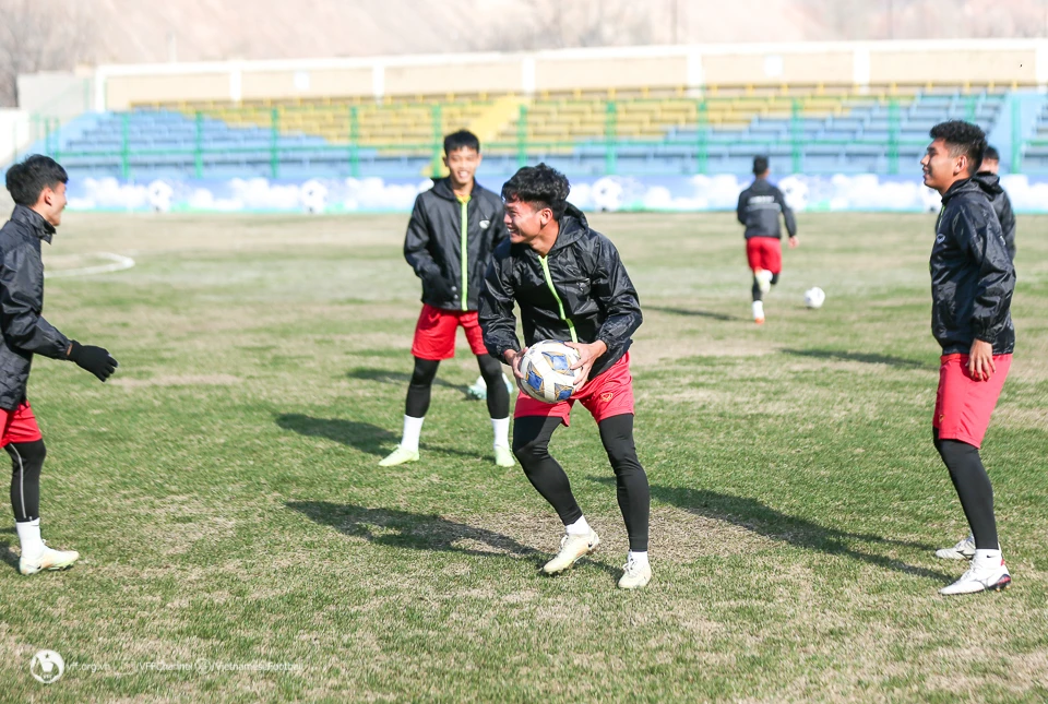 Các cầu thủ vừa phải cố sớm thích nghi với thời tiết lạnh tại Uzbekistan mà còn cả sân tập khá xấu