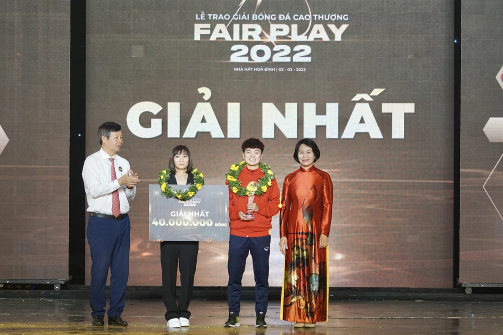 Đội tuyển nữ Việt Nam giành giải Nhất và tuyển thủ Thùy Trang giành giải Tư tại cuộc bầu chọn năm 2022. Ảnh: HOÀNG HÙNG