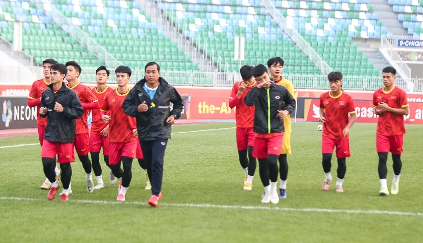 Các cầu thủ tập phục hồi cùng trợ lý Nguyễn Thanh Sơn