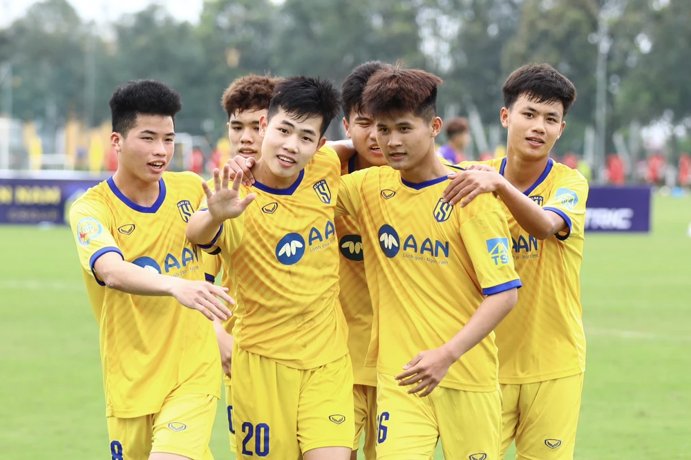 U17 SLNA khẳng định sức mạnh qua chiến thắng 3-0 trước Hà Nội