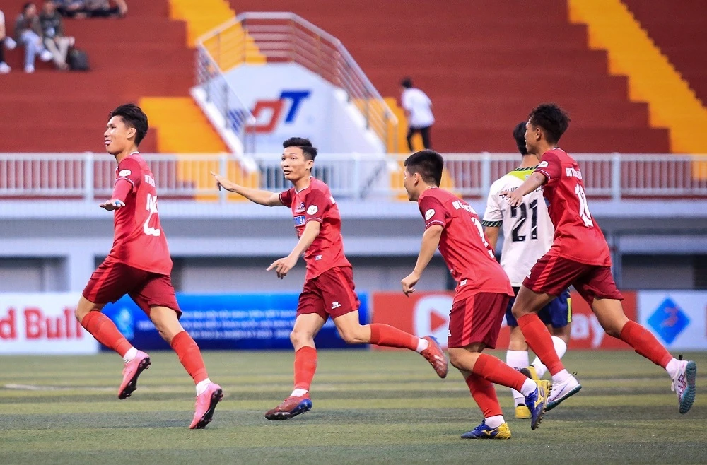 Niềm vui của cầu thủ ĐH Tôn Đức Thắng sau chiến thắng 2-1 trước ĐH Văn Lang