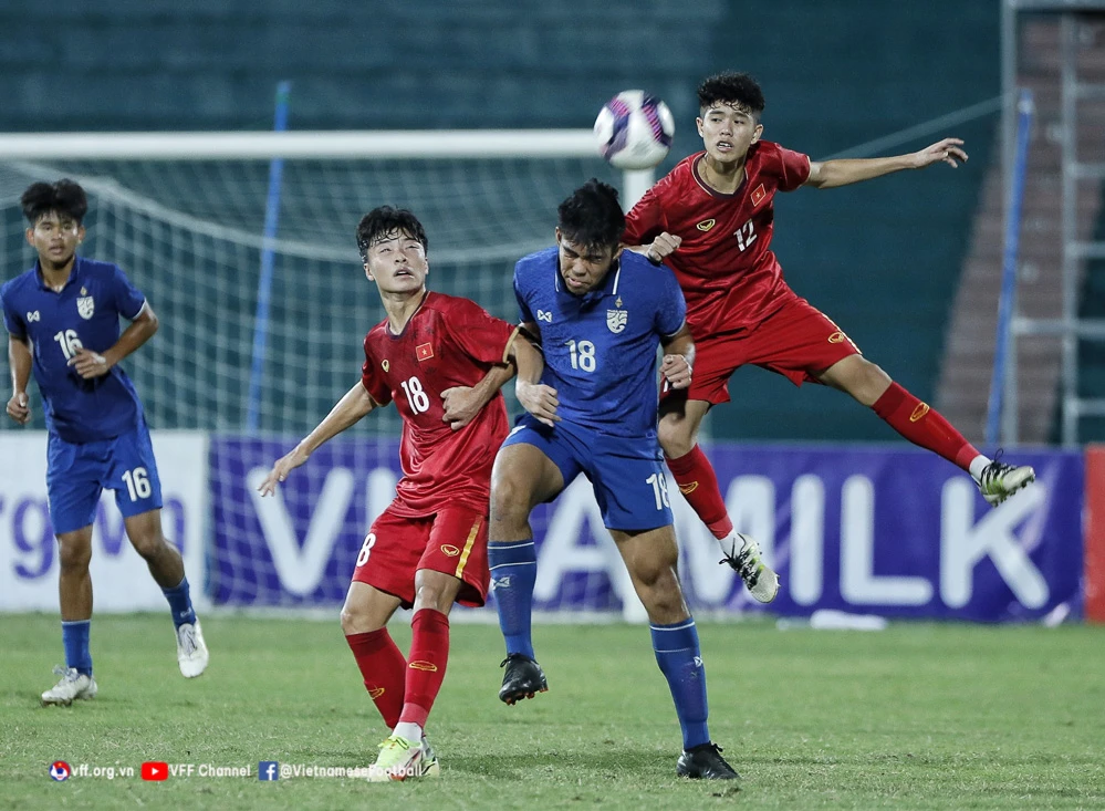 U17 Việt Nam vượt qua Thái Lan ở vòng loại bảng
