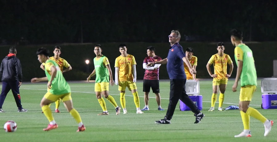 Thầy trò đội U23 Việt Nam trên sân tập vào tối 24-3
