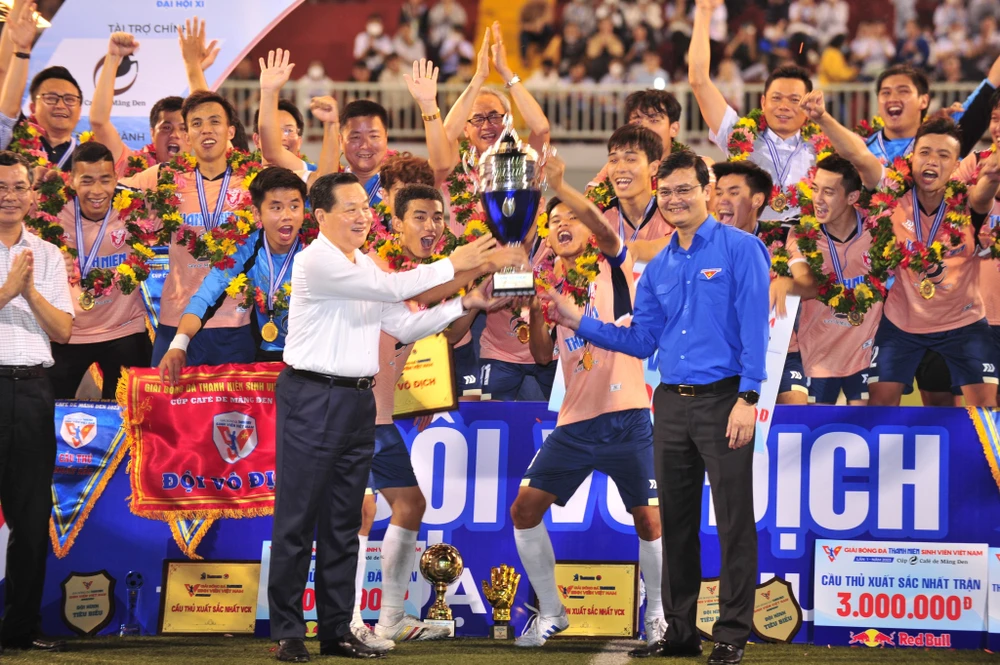 ĐH Huế vô địch giải bóng đá Sinh viên Việt Nam lần đầu tiên. Ảnh: DŨNG PHƯƠNG