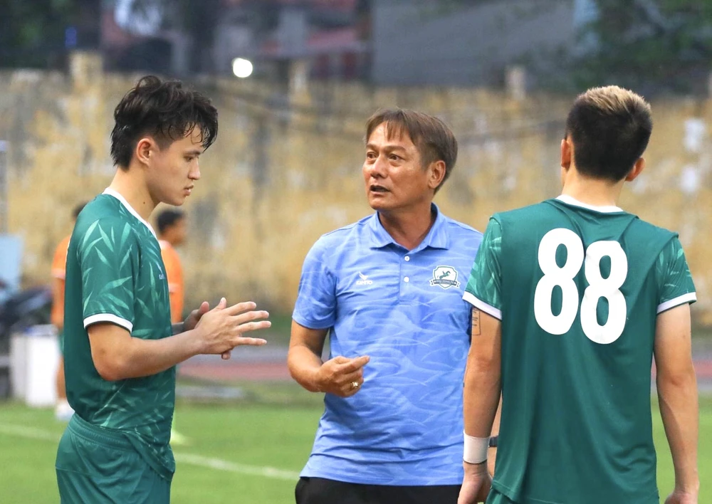HLV Nguyễn Văn Đàn mùa đầu dẫn dắt 1 CLB chuyên nghiệp 