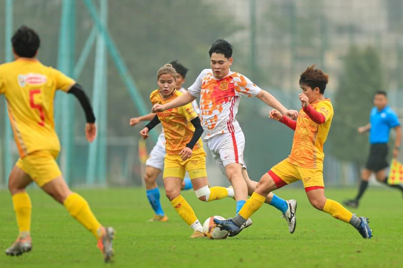 Đội tuyển nữ Việt Nam hòa 2-2 với đội Thanh Niên Hà Nội vào chiều 1-4