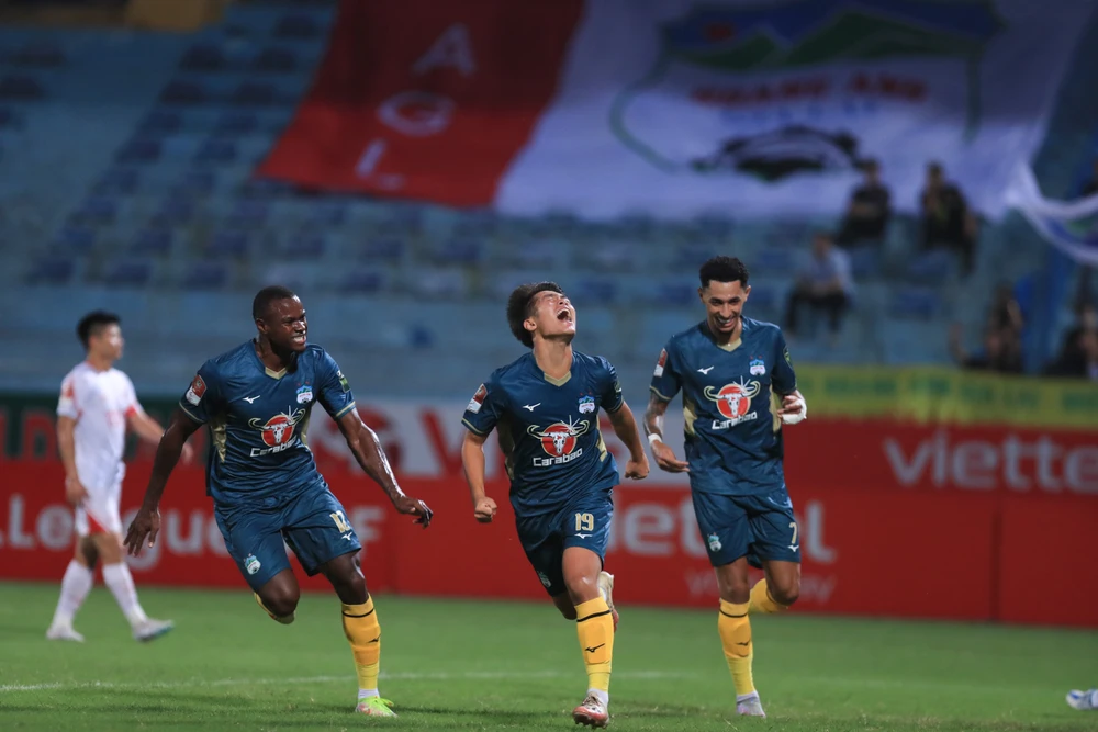 Quốc Việt phấn khích sau khi ghi bàn thắng cho HA.GL. Ảnh:MINH HOÀNG