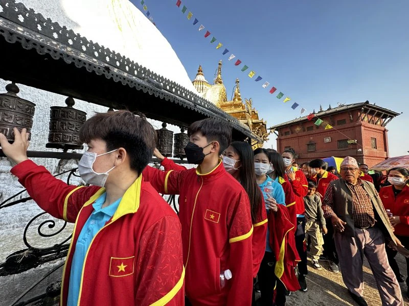 Cả đội được đi tham quan một số địa danh nổi tiếng tại Nepal vào ngày 6-4