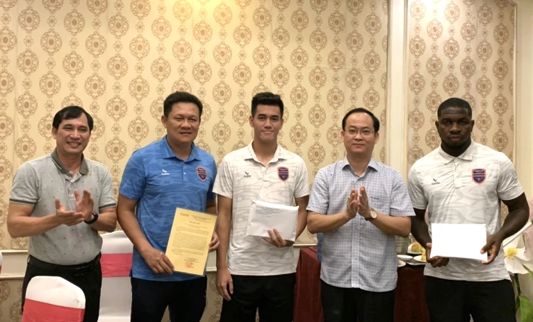 Ông Nguyễn Khoa Hải trao thư chúc mừng của Lãnh đạo tỉnh cho Ban huấn luyện và các Cầu thủ