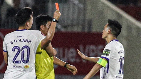 Văn Quyết bị thẻ đỏ sau trận Bình Định - Hà Nội FC