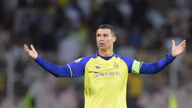 Cristiano Ronaldo ôm đầu cùng Al Nassr rời khỏi Saudi Cup.