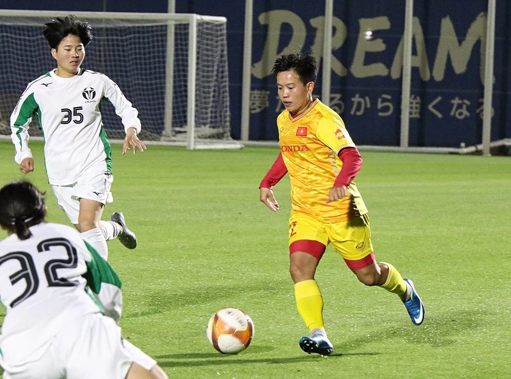 Mỹ Anh nỗ lực đi bóng trước sự áp sát của cầu thủ Đại học TDTT Osaka