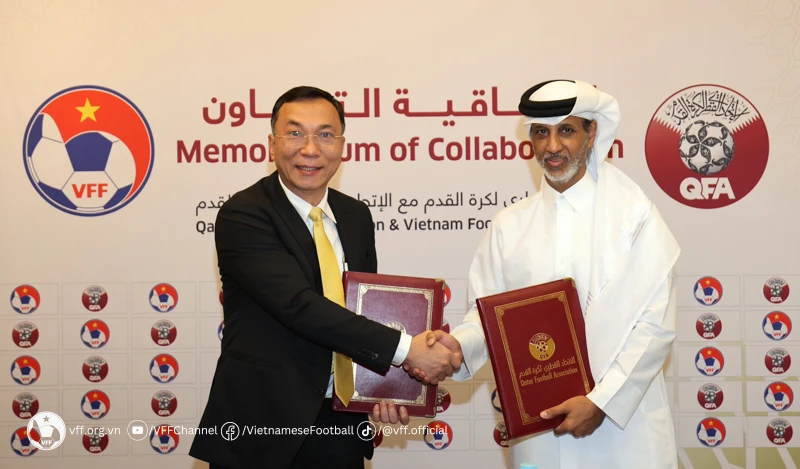 Chủ tịch LĐBĐ Việt Nam Trần Quốc Tuấn và Chủ tịch LĐBĐ Qatar Sheikh Hamad bin Khalifa bin Ahmed Al Thani ký ghi nhớ hợp tác phát triển bóng đá