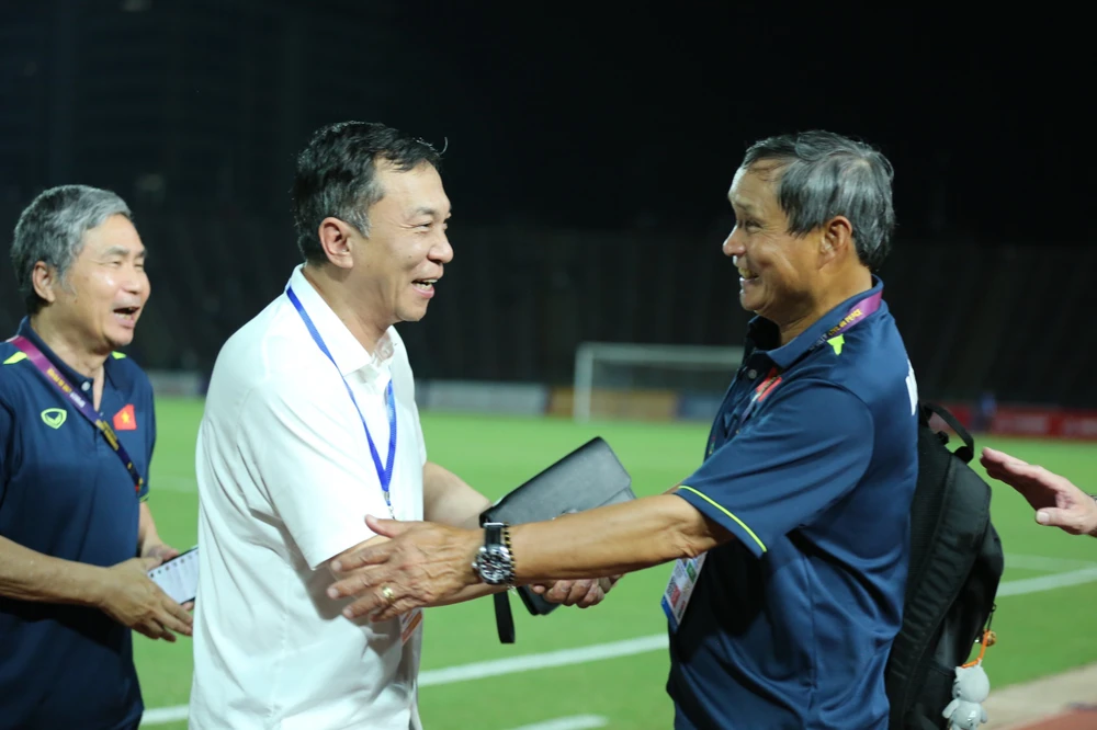 Chủ tịch VFF Trần Quốc Tuấn xuống sân chúc mừng HLV Mai Đức Chung sau trận đấu