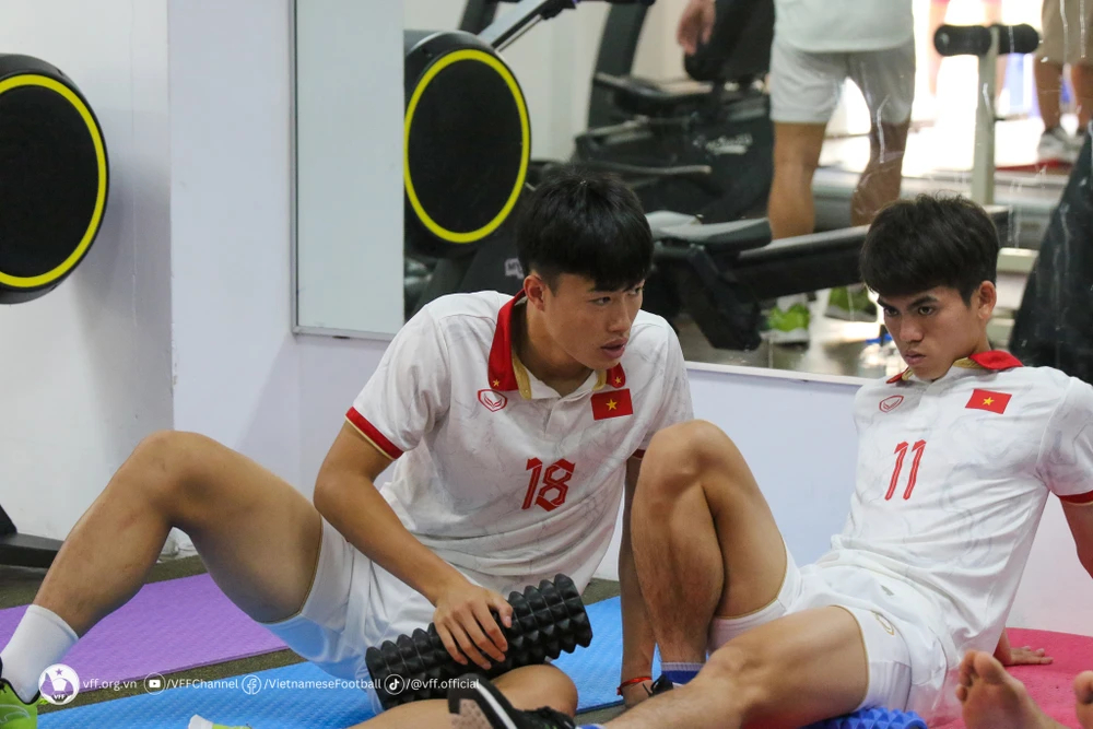 Các cầu thủ Việt Nam tập phục hồi vào sáng 14-5