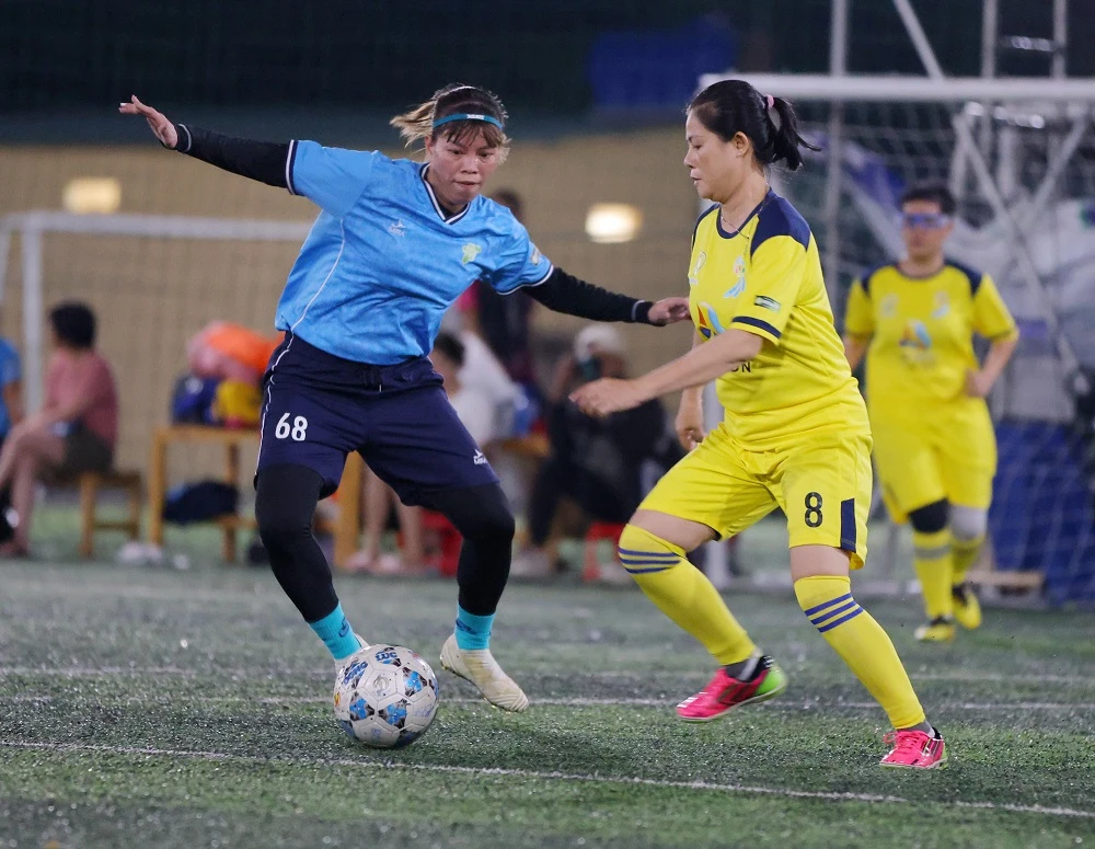 Cựu thủ môn số 1 của ĐT nữ Việt Nam Kiều Trinh cùng các đồng đội trên sân đấu tối 20-5