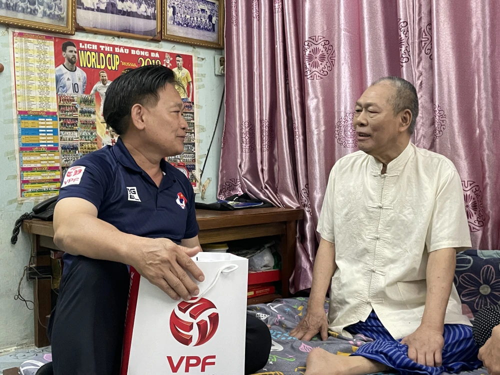 Phó TGĐ Công ty VPF Võ Văn Hùng đến thăm cựu tuyển thủ Lê Văn Phúc