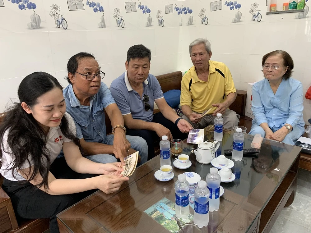 Đại diện công ty VPF, Công ty CP Thể thao Đà Nẵng, Chi hội cựu cầu thủ Đà Nẵng đến thăm ông Trần Văn Châu (áo vàng)