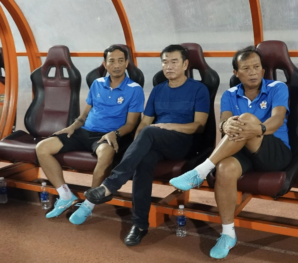 HLV Phan Thanh Hùng cùng các trợ lý thất thần sau trận thua CLB THCM mới đây. Ảnh: DŨNG PHƯƠNG