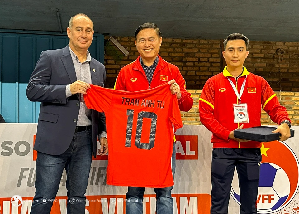 Phó Chủ tịch VFF Trần Anh Tú trao tặng áo của đội tuyển futsal Việt Nam đến với đại diện LĐBĐ Paraguay