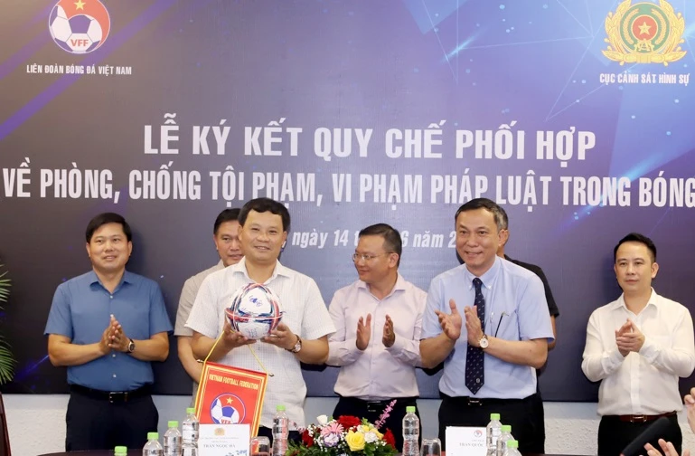 Chủ tịch VFF Trần Quốc Tuấn thay mặt VFF tặng Trung tướng Trần Ngọc Hà – Cục Trưởng Cục Cảnh sát Hình sự quả bóng thi đấu có chữ ký của các cầu thủ đội tuyển quốc gia.