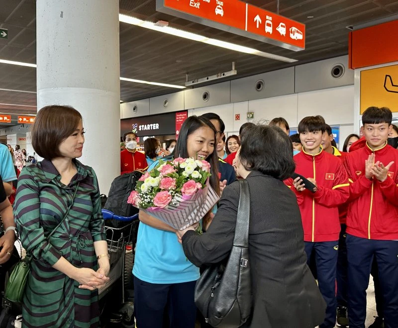 Huỳnh Như và các đồng đội đã được đón tiếp nồng nhiệt khi đến sân bay Chopin