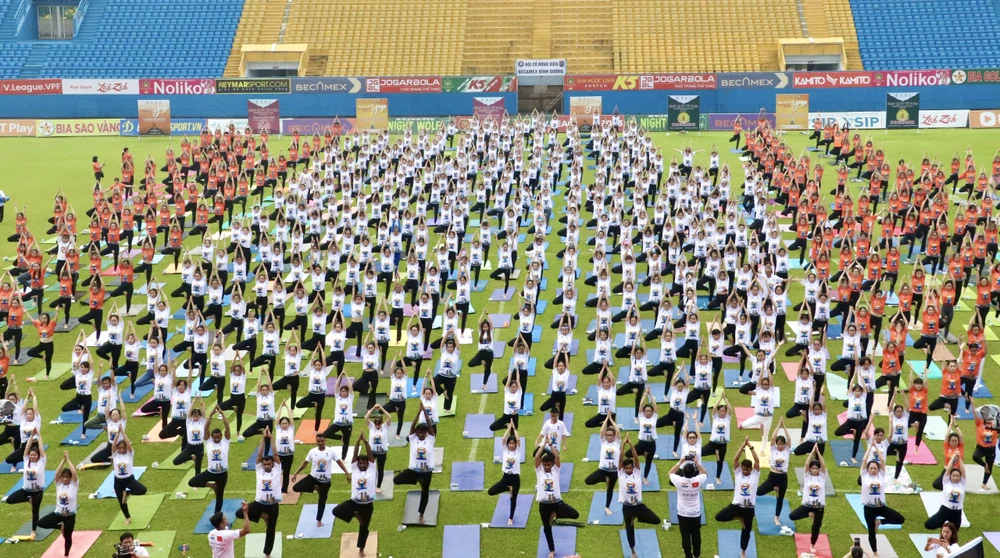Hơn 1000 huấn luyện viên, hội viên tham gia đồng diễn tại Ngày Quốc tế Yoga Bình Dương