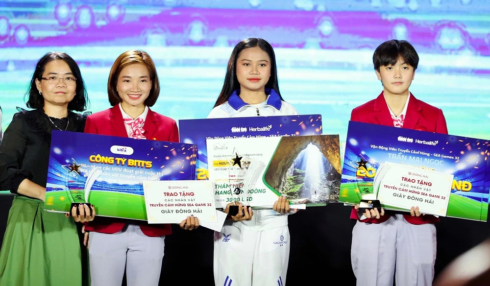 Ban tổ chức trao thưởng cho 3 cô gái, những nhân vật truyền nhiều cảm hứng tại kỳ SEA Games 32. Ảnh: HOÀNG TÙNG