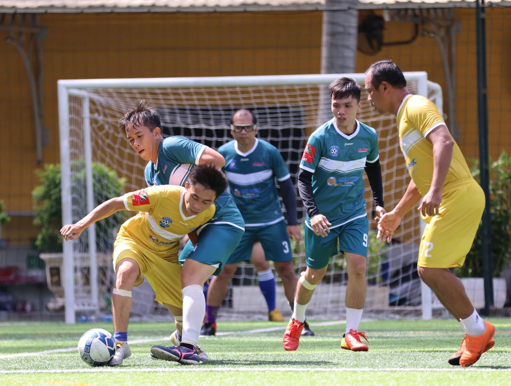 Đội Báo Sài Gòn Giải Phóng (áo xanh) đặt mục tiêu giành thứ hạng tốt nhất tại giải năm nay