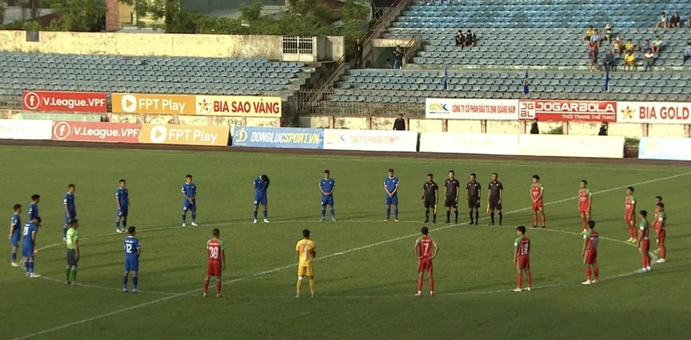Cầu thủ hai đội Quảng Nam và Bình Phước tiến hành Lễ mặc niệm cầu thủ Võ Minh Hiếu trước trận đấu 