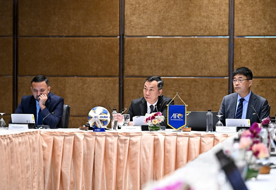 Chủ tịch LĐBĐ Việt Nam Trần Quốc Tuấn chủ trì cuộc họp với vai trò Trưởng ban.