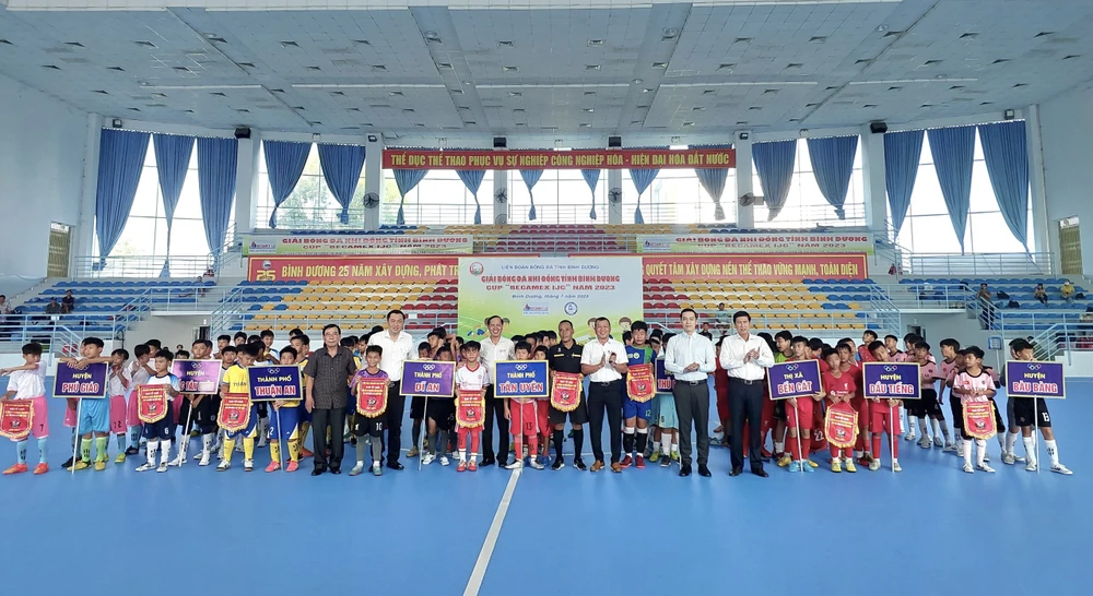 Các đại biểu tặng cờ lưu niệm cho 108 VĐV của 9 đội đến từ 9 huyện, thị xã, thành phố trong tỉnh tham dự giải