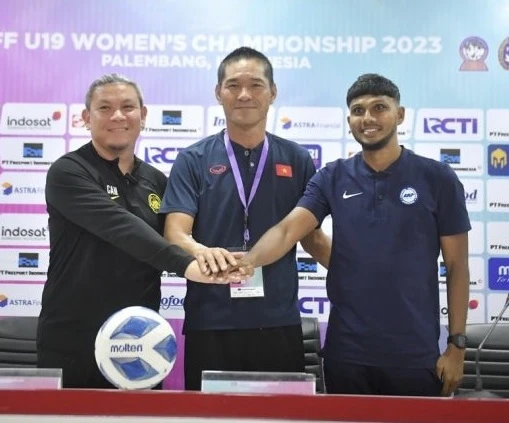 Ông Akira (giữa) cùng HLV các đội U19 nữ Singapore và Malaysia tại buổi họp báo trưa 5-7