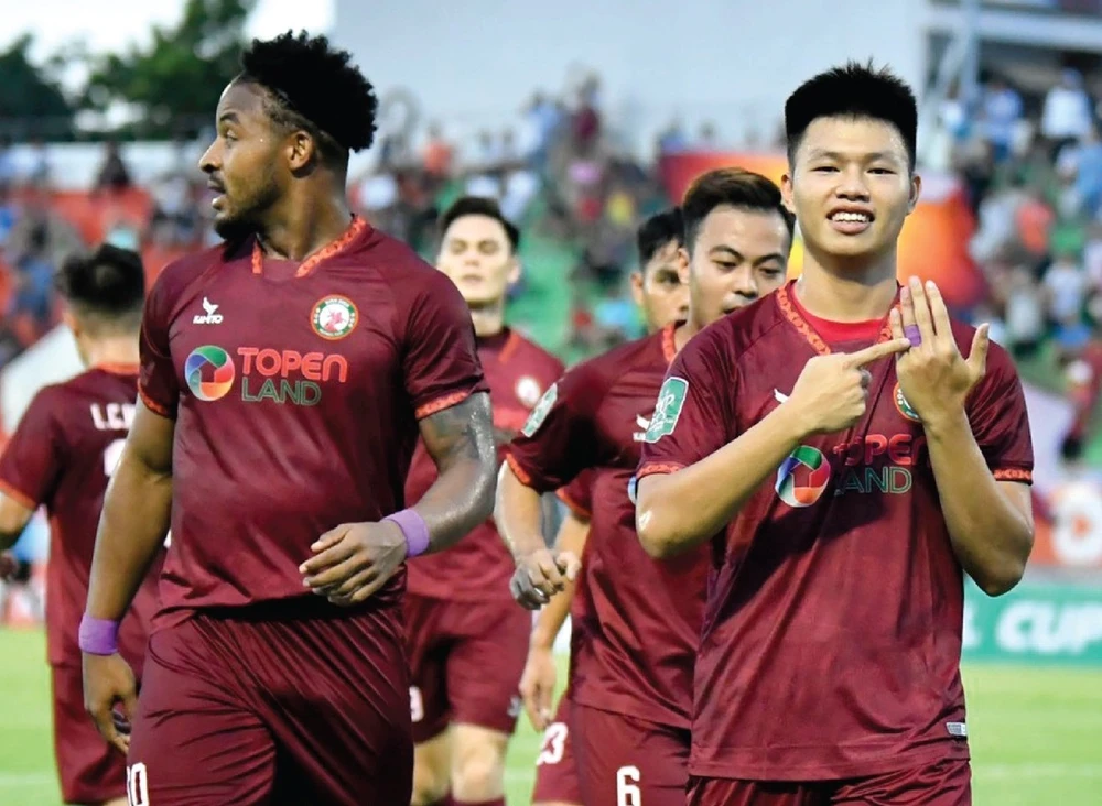 Văn Thành và Rafaelson, tác giả 2 bàn thắng cho đội Bình Định trong trận thắng Hà Tĩnh 2-1