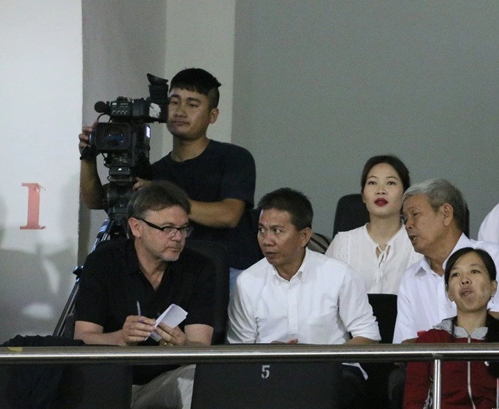 HLV Troussier và HLV Hoàng Anh Tuấn sẽ cùng song hành trong kế hoạch nâng cao trình độ cho lứa cầu thủ trẻ Việt Nam. Ảnh: QUANG THỊNH