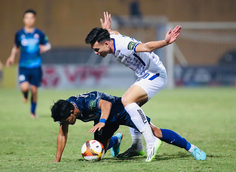 Hà Nội FC trở lại cuộc đua vô địch sau trận thắng 4-1 trước Bình Định hồi tuần qua
