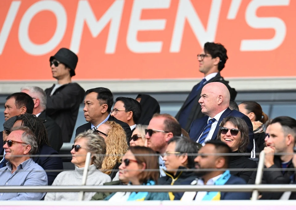 Chủ tịch VFF Trần Quốc Tuấn và Chủ tịch FIFA Gianni Infantino dự khán trận đấu giữa ĐT nữ Việt Nam và ĐT nữ Mỹ 