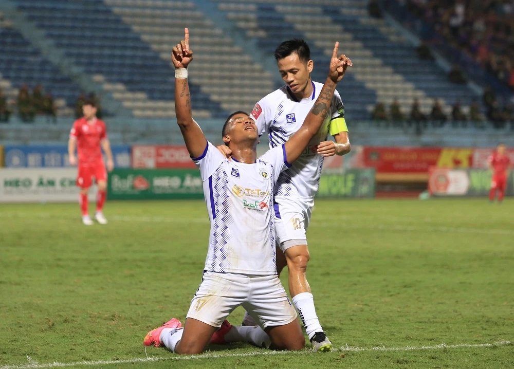Caion và Văn Quyết, tác giả 3 bàn thắng của Hà Nội FC trong trận thắng Hải Phòng. Ảnh: MINH HOÀNG