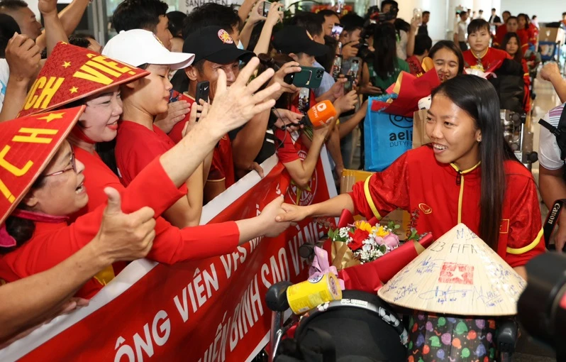 Đông đảo người hâm mộ ra sân bay Nội Bài chào đón đội tuyển nữ Việt Nam vào trưa 3-8
