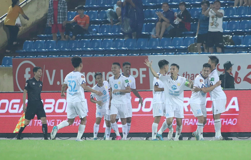 Nam Định ghi bàn dẫn trước, nhưng để thua ngược 1-2 chung cuộc