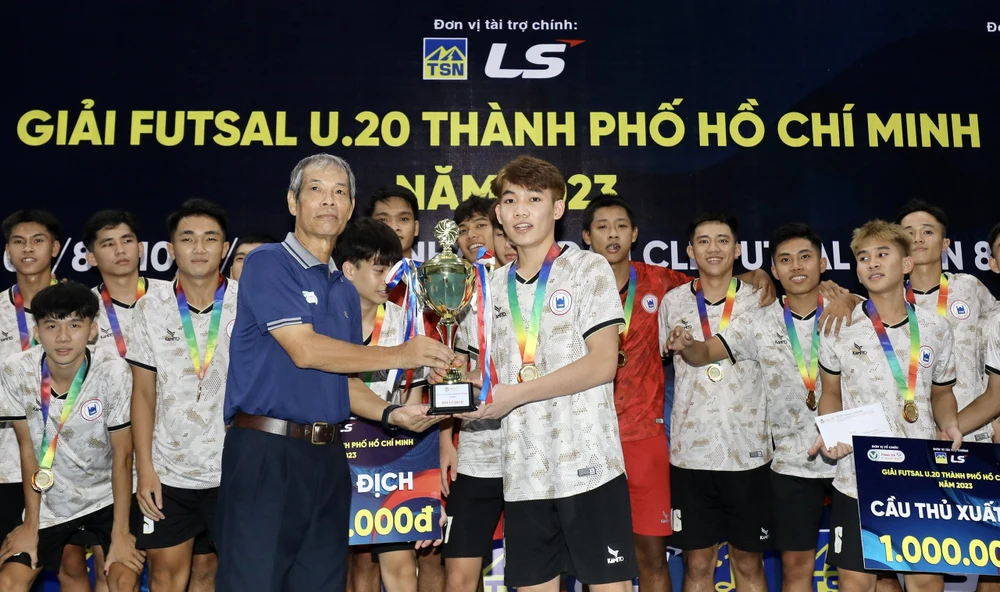 Phó chủ tịch LĐBĐ TPHCM Ngô Lê Bằng trao Cúp vô địch cho đội Tân Hiệp Hưng. Ảnh: DŨNG PHƯƠNG