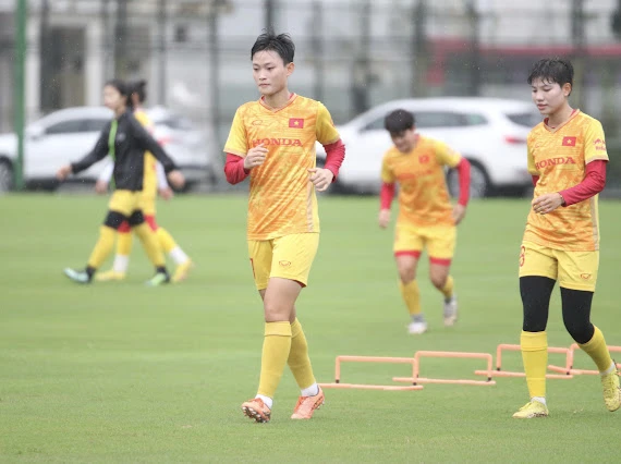 Đội tuyển nữ Việt Nam trở lại sân tập với nhiều gương mặt trẻ