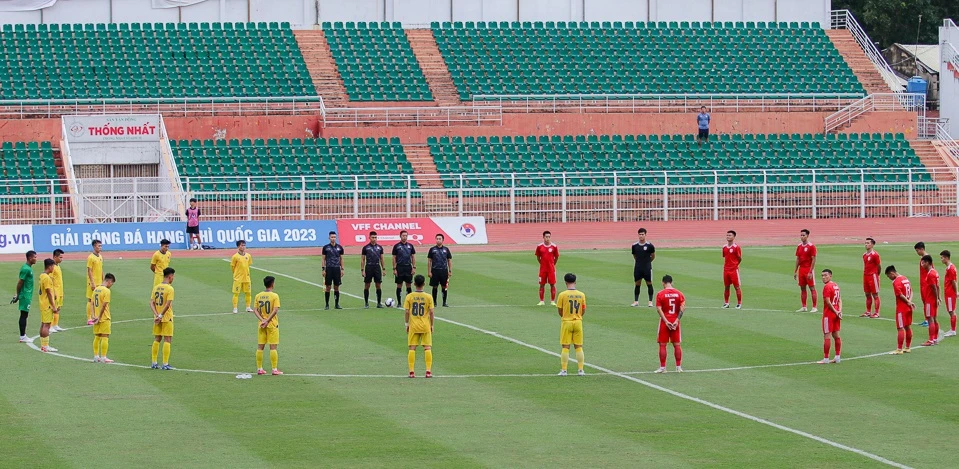 Cầu thủ hai đội thực hiện nghi lễ mặc niệm trước trận đấu để tỏ lòng thương tiếc các thành viên của CLB HA.GL bị tử nạn vào ngày 12-8