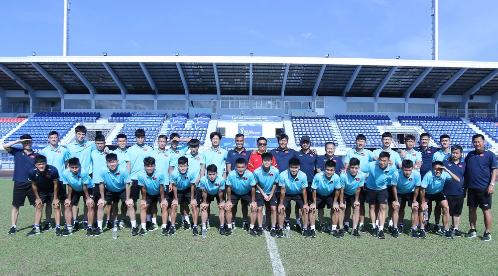 U23 Việt Nam đi thăm quan sân thi đấu Rayong Provincial sáng 19-8. Ảnh: ĐOÀN NHẬT