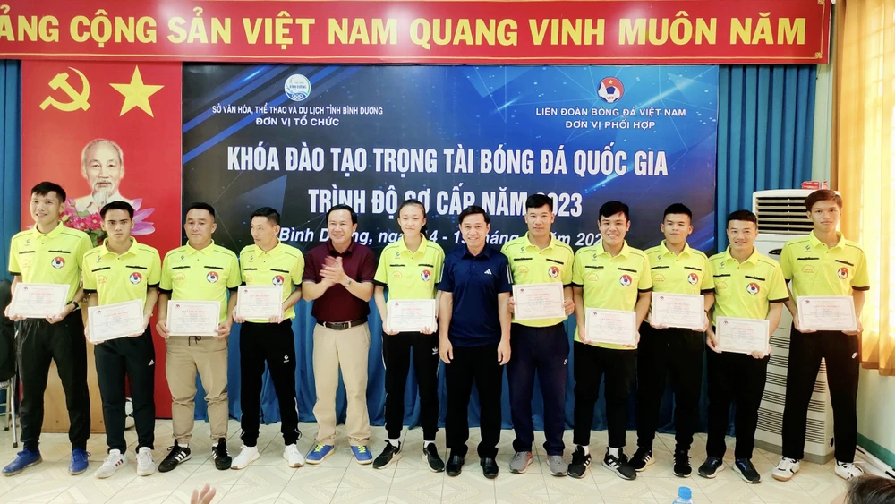 Ông Bùi Hữu Toàn – Giám đốc Sở Văn hóa, Thể thao và Du lịch tỉnh Bình Dương (thứ 5 từ trái sang) và Ông Đặng Thanh Hạ – Trưởng Ban trọng tài Liên đoàn Bóng đá Việt Nam trao giấy chứng nhận cho học viên.