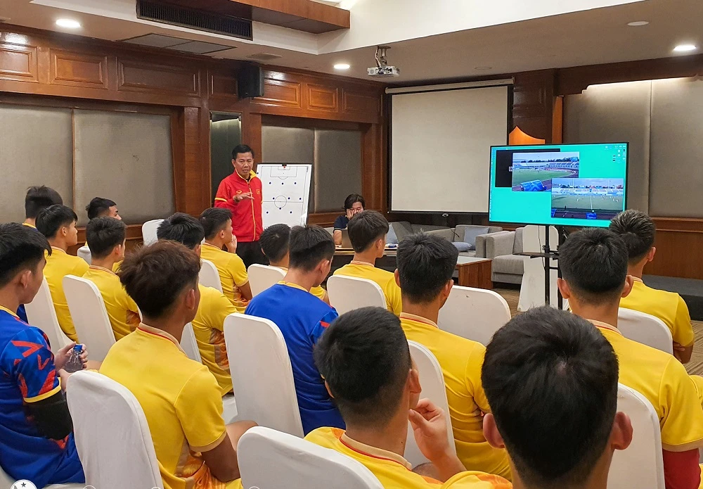U23 Việt Nam họp kỹ thuật trước khi ra sân tập vào chiều 21-8. Ảnh: ĐOÀN NHẬT