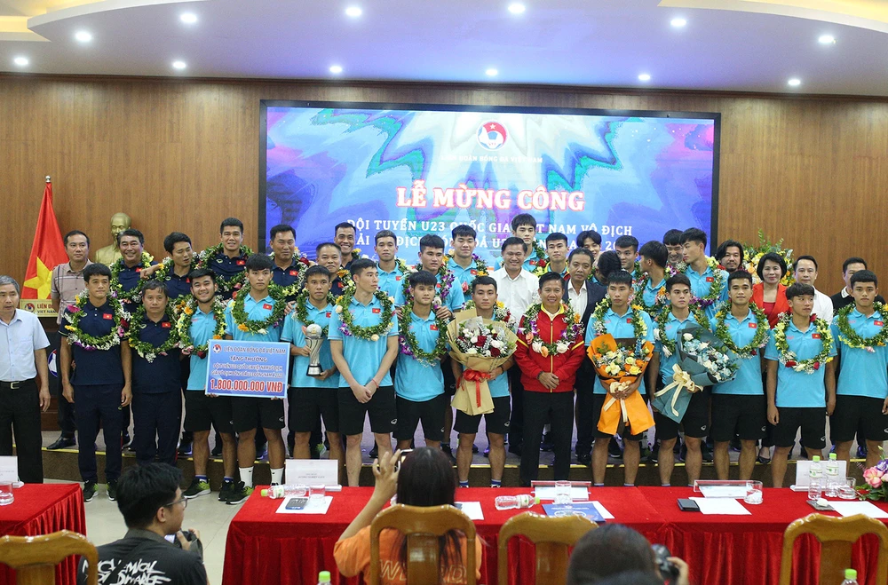 Lãnh đạo Cục TDTT, VFF chụp ảnh lưu niệm cùng toàn đội U23 Việt Nam tại lễ mừng công