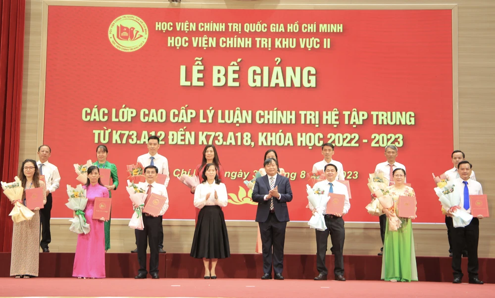 PGS.TS Nguyễn Quốc Dũng (Giám đốc Học viện chính trị KV2) trao bằng tốt nghiệp cho các học viên vào sáng ngày 30-8.