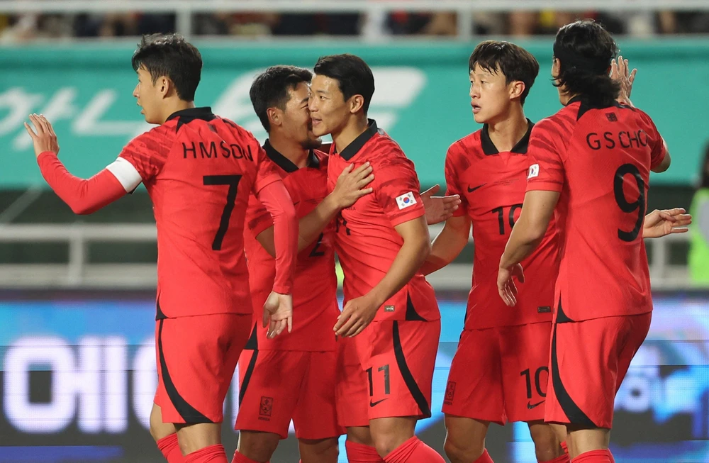 Các cầu thủ Hàn Quốc tiếp tục duy trì sức ép với tốc độ trận đấu khá nhanh